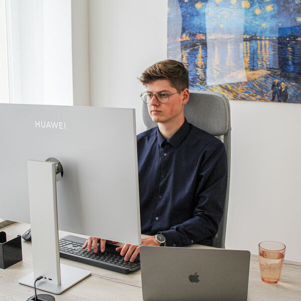 Inhaber Marvin Kellermann schaut auf einen Monitor