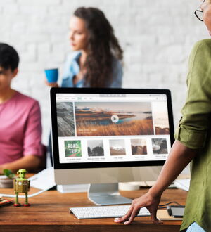 Agentur-Mitarbeiter erstellen eine Webseite