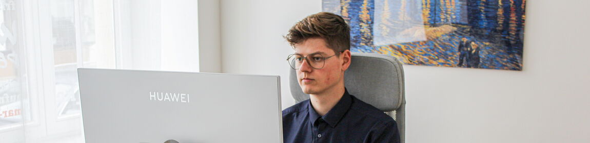 Inhaber Marvin Kellermann schaut auf einen Monitor