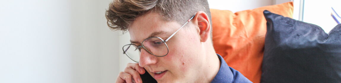 Marvin Kellermann mit dem Telefon in der Hand