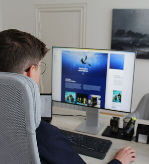 Webdesigner Marvin Kellermann schaut auf sein Screedesign