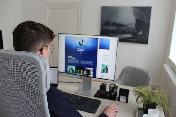 Webdesigner Marvin Kellermann schaut auf sein Screedesign